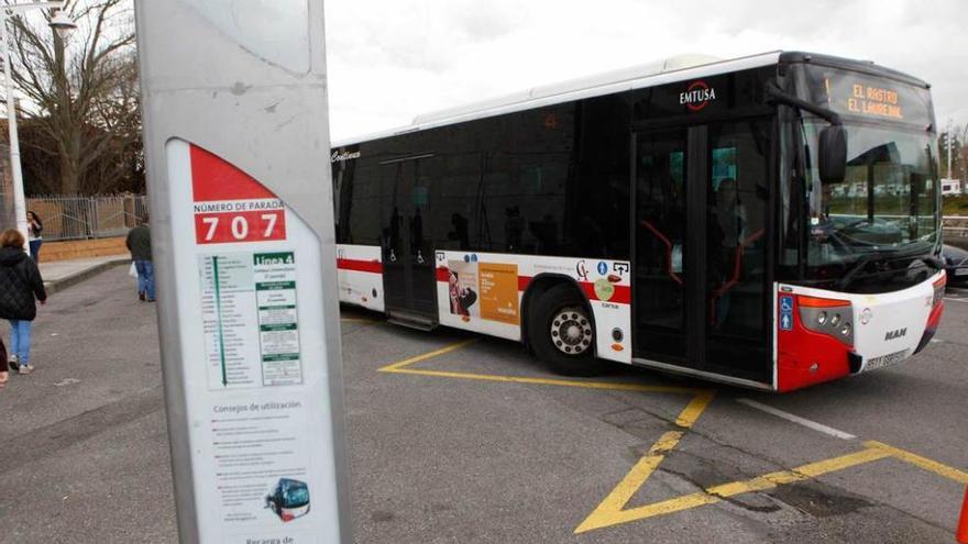 Un autobús de Emtusa pasa por delante de un poste informativo.