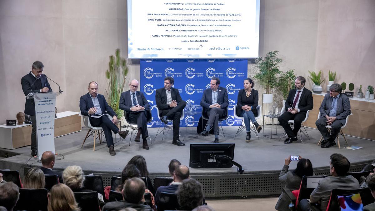 Hernando Rayo, Director regional en Balears de Redexis; Martí Ribas, Director general de Endesa en Balears; Juan Bola Merino, Director de Operación de los Territorios no Peninsulares de Red Eléctrica; Marc Pons, Comisionado para el Impulso de la Energía Sostenible en los Sistemas Insulares; Maria Antònia Garcias, consellera de Territori del Consell de Mallorca; Pau Cortés, Responsable de I+D+i de grupo Sampol y Ramon Perpinyà, Presidente del Clúster de Transición Ecológica de Balears, durante el debate en el club DM moderado por Fausto Oviedo.