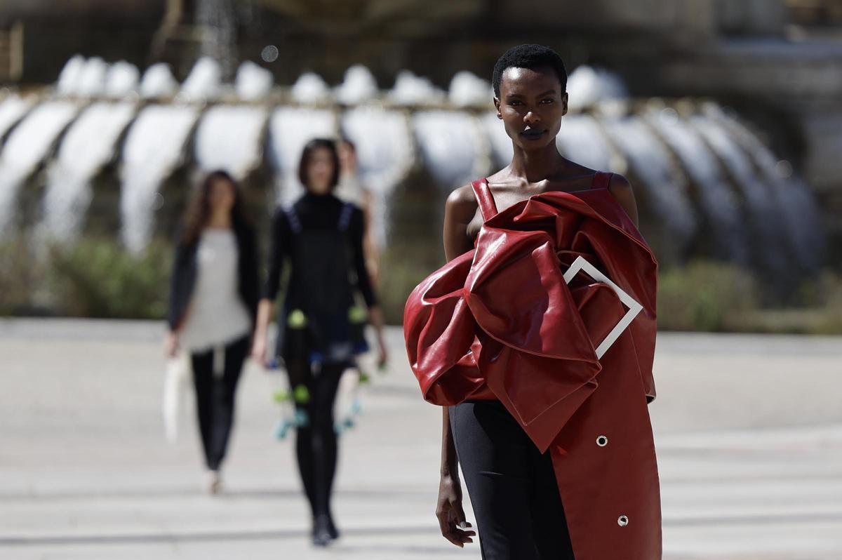 Un desfile en el corazón de la Plaza de España abre la semana de la moda de Madrid.