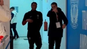 Así salió Balde por la zona mixta tras retirarse lesionado en la primera mitad