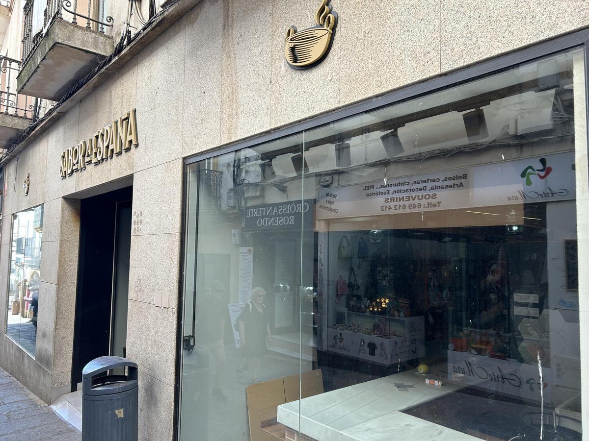Fachada del establecimiento en Cáceres tras el cierre.