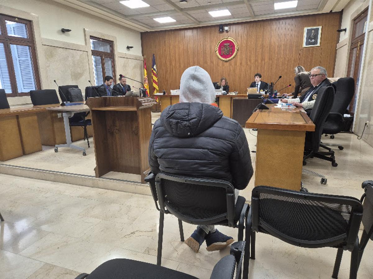 El padre acusado de violar a su hija y contagiarle gonorrea, durante el juicio en la Audiencia de Palma.