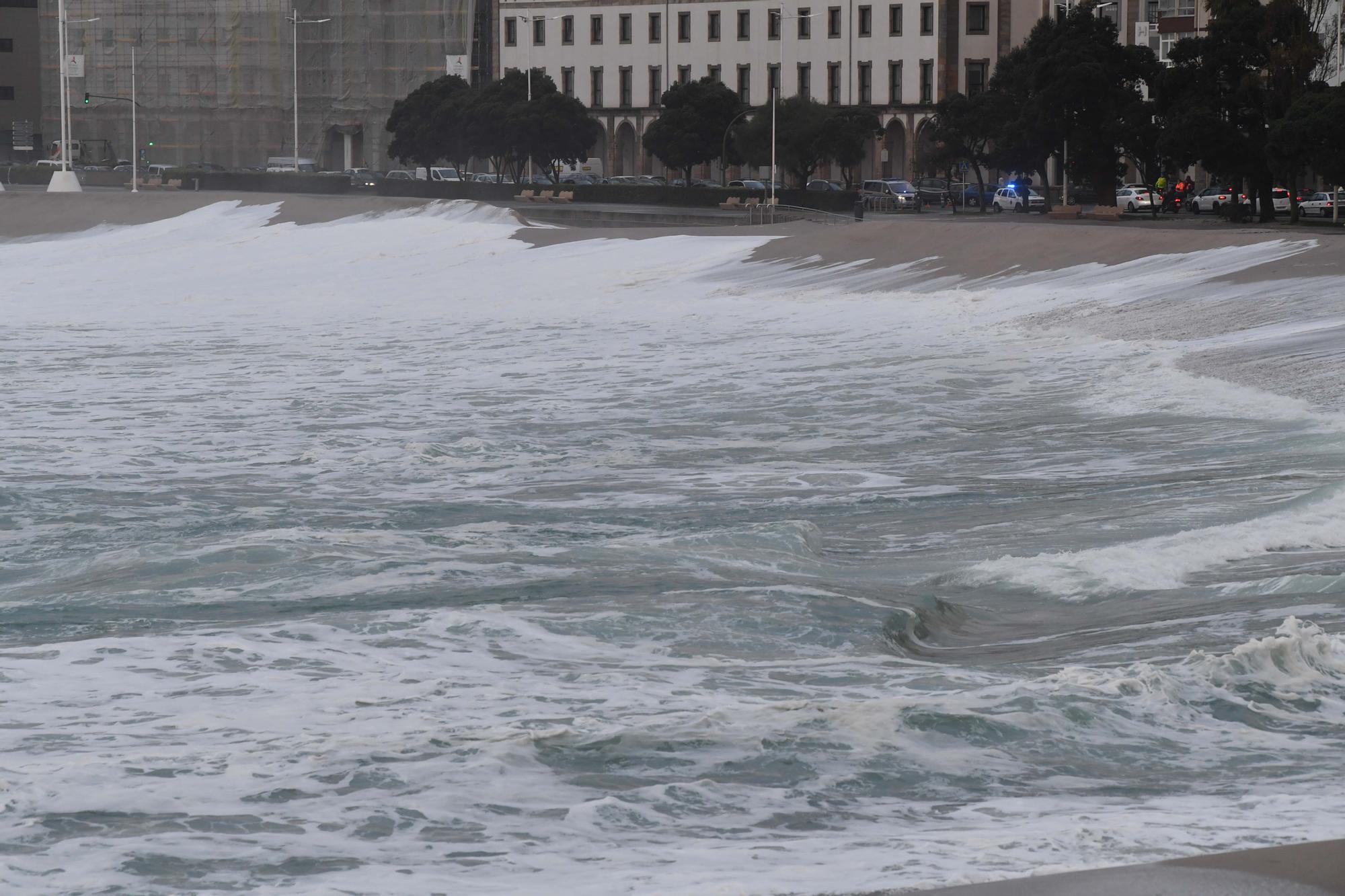 El temporal lleva el agua al paseo y obliga a cortar el tráfico