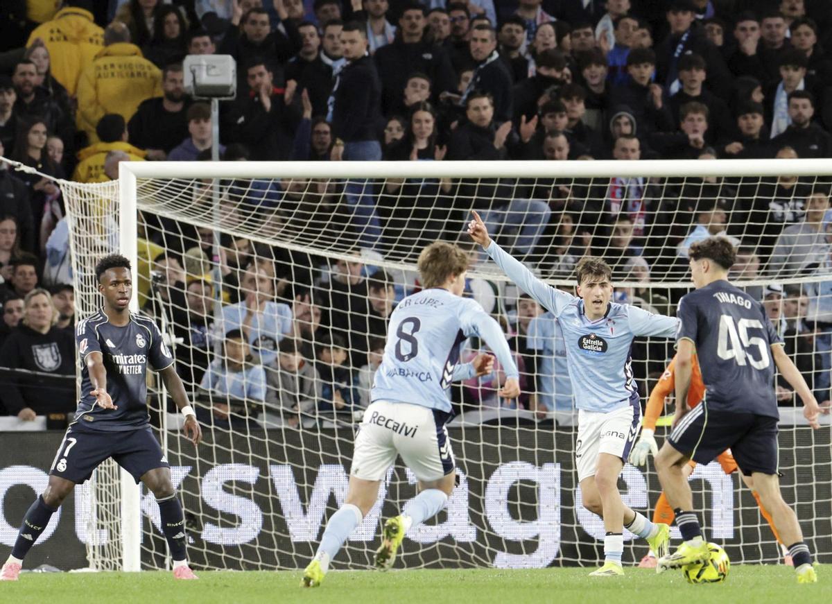 Thiago, en la frontal del área del Celta, ante Fer López y Javi Rodríguez, con Vinícius pidiendo la pelota.