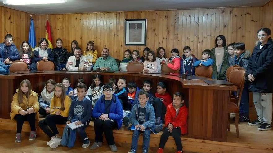 Los escolares de Sariego piden que les pinten el campo de fútbol