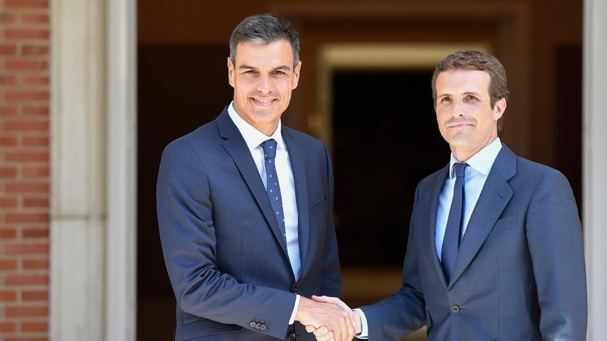 Pedro Sánchez recibe a Pablo Casado a las puertas de la Moncloa, este jueves.