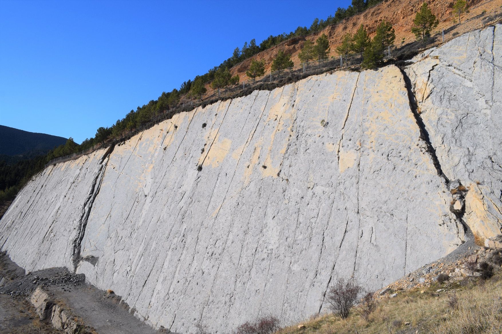 Un nou itinerari exterior permet veure més de prop les petjades de dinosaure a Fumanya