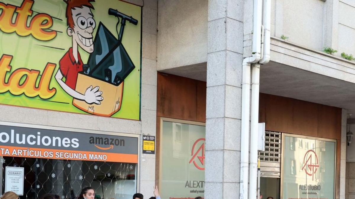 Abre en Vilagarcía una tienda que vende devoluciones de  como  «paquetes sorpresa»