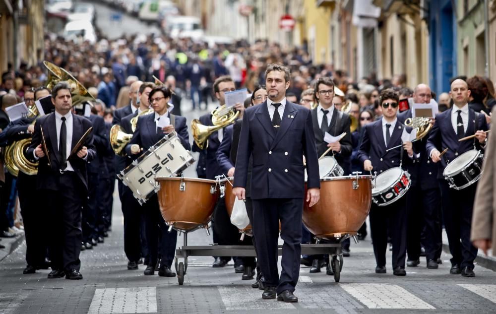 Los representantes de las 28 filaes recorren el centro de la ciudad para anunciar la llegada de los Moros y Cristianos ante miles de personas