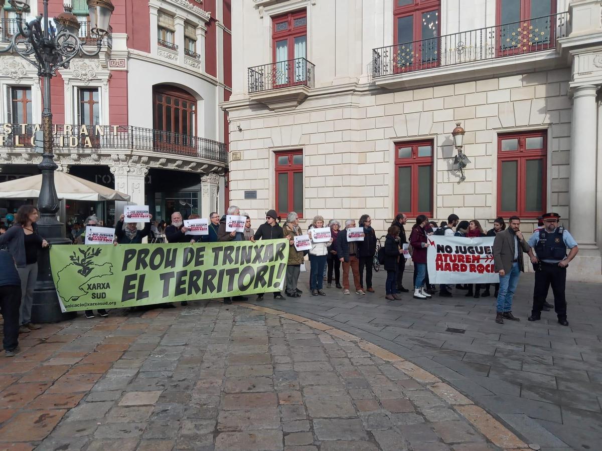 La plataforma Aturem Hard Rock protesta contra la visita del 'president' Pere Aragonès en Reus.