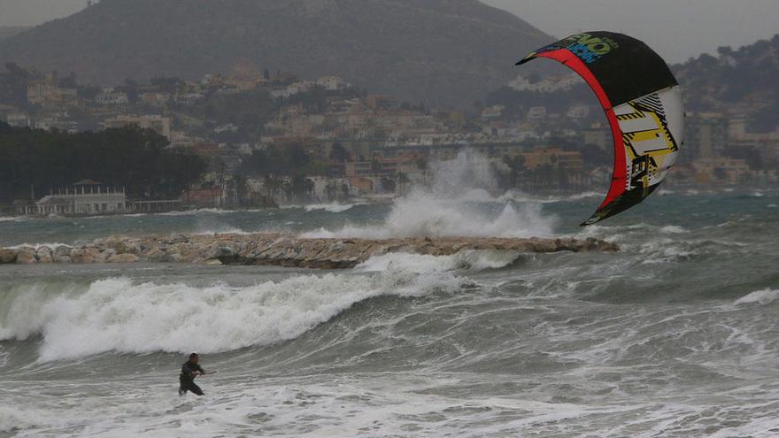 Un kitesurfista en La Malagueta, en una imagen de archivo.