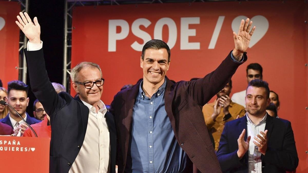 El presidente del Gobierno, Pedro Sánchez, y el ministro de Cultura, José Guirao, este viernes, en un acto de precampaña, en Almería.