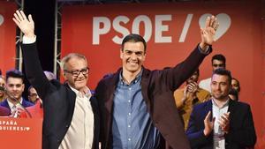 El presidente del Gobierno, Pedro Sánchez, y el ministro de Cultura, José Guirao, en un acto de precampaña en Almería.