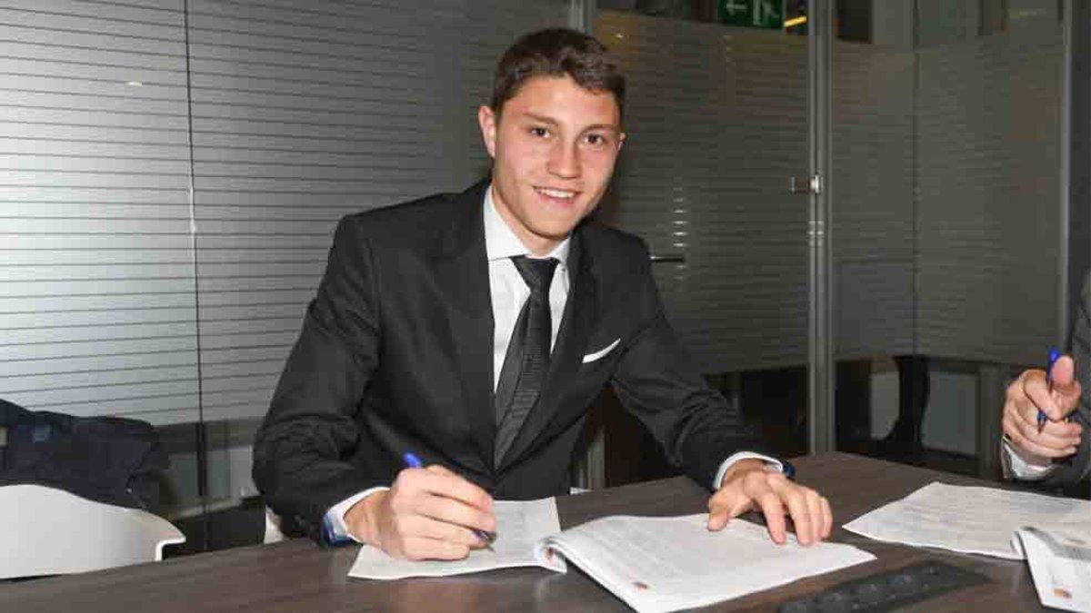 Jorge Cuenca firmando el contrato de renovación