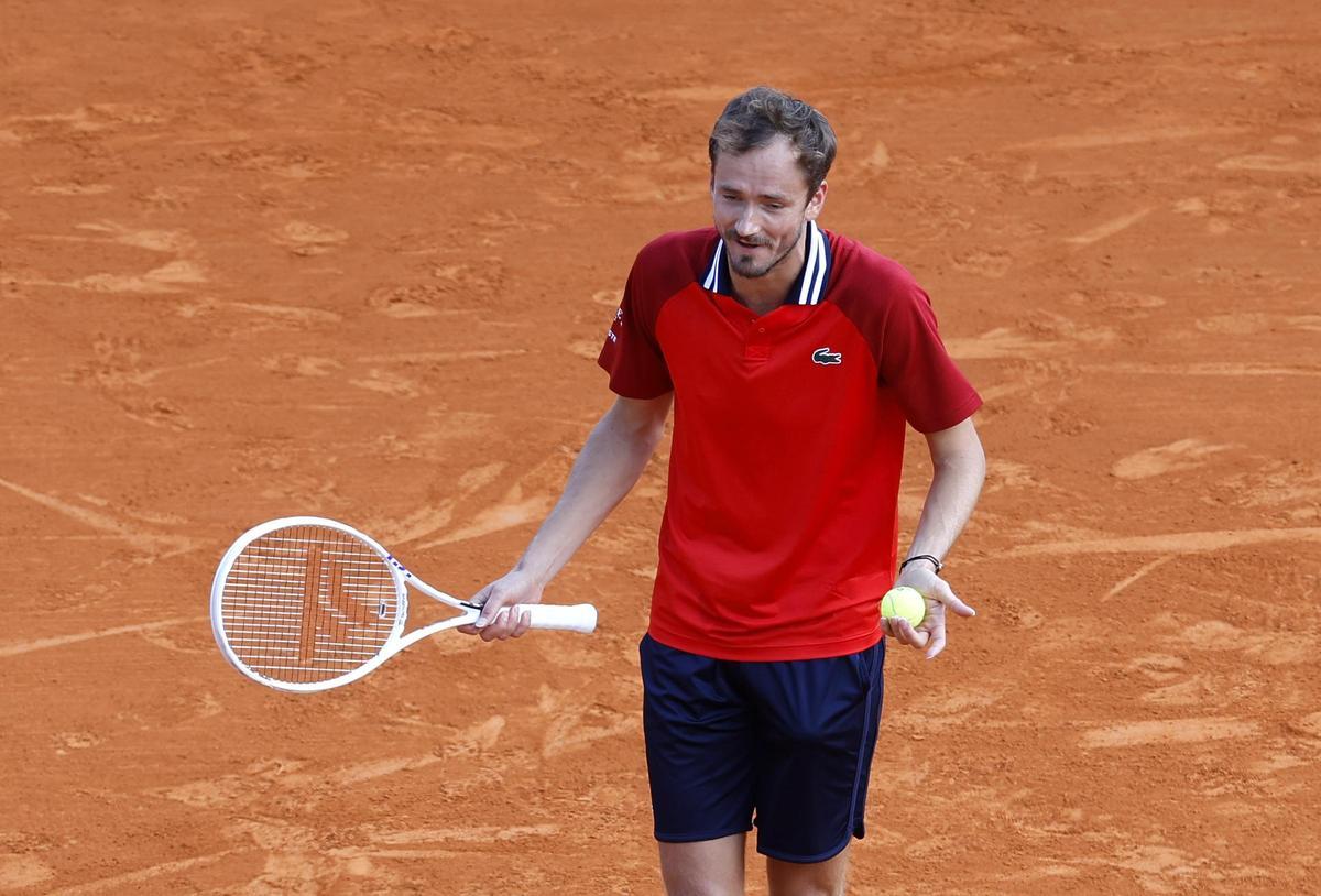 Ell ruso derrotó con claridad a Gael Monfils en una hora y media de partido