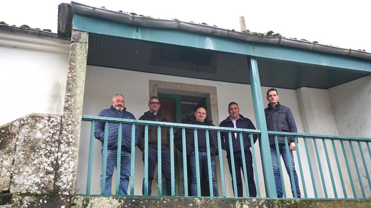 Pola esquerda, os pedáneos Manuel García, Luis Rodríguez, Gumersindo Ferradás e Antonio Pereiro e o concelleiro José Cuñarro.