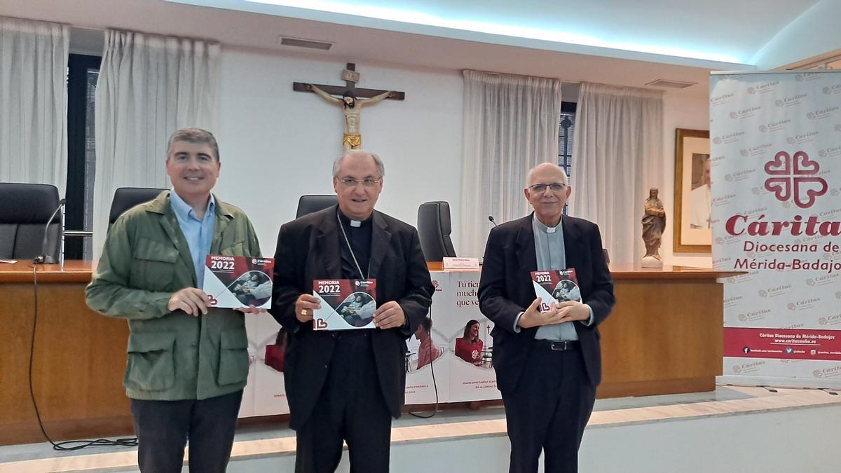 Jesús Pérez Mayo, Celso Morga y Francisco Maya, este jueves en el Arzobispado de Mérida-Badajoz.