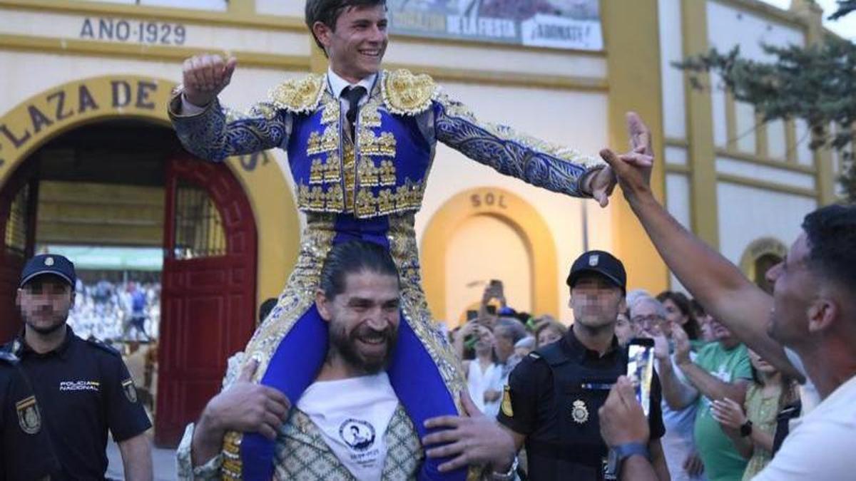 Aarón Palacio, saliendo por la puerta grande de la plaza de toros de Huesca el pasado martes.