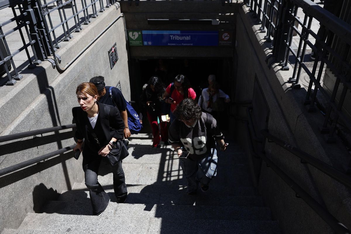 MADRID, 28/04/2025.- Usuarios del Metro de Madrid abandonan la estación de metro de Tribunal tras registrarse un apagón a nivel peninsular este lunes.