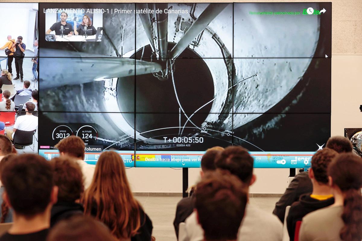 Varios canarios durante el lanzamiento del satélite Alisio-1, del IAC, la primera prueba de lanzamiento de satélites desde Canarias.