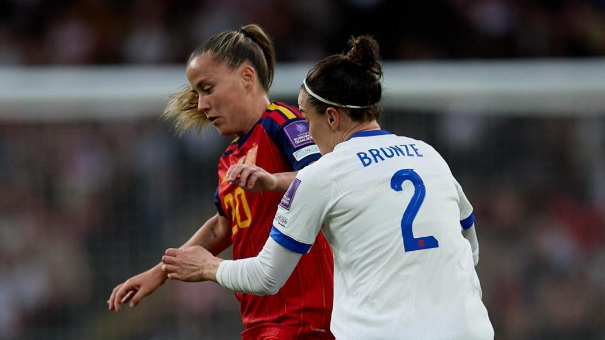Pina y Bronze en una acción del Inglaterra - España en Wembley