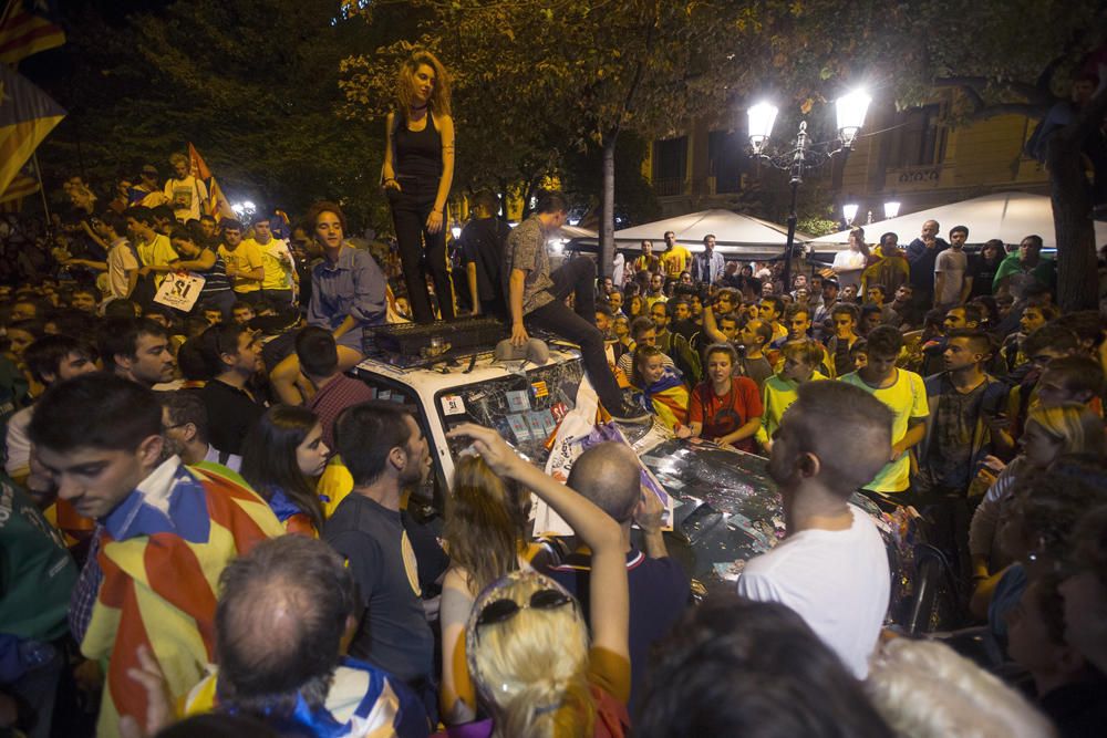 Los Mossos cargan contra los manifestantes ante la sede de la Consejería de Economía