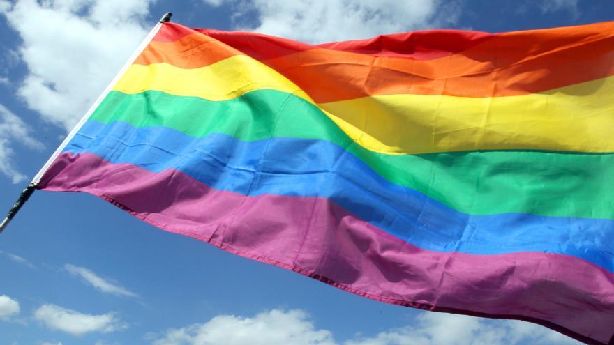 ¿Bandera o pancarta? La consideración de la enseña LGTBI, pendiente del Supremo