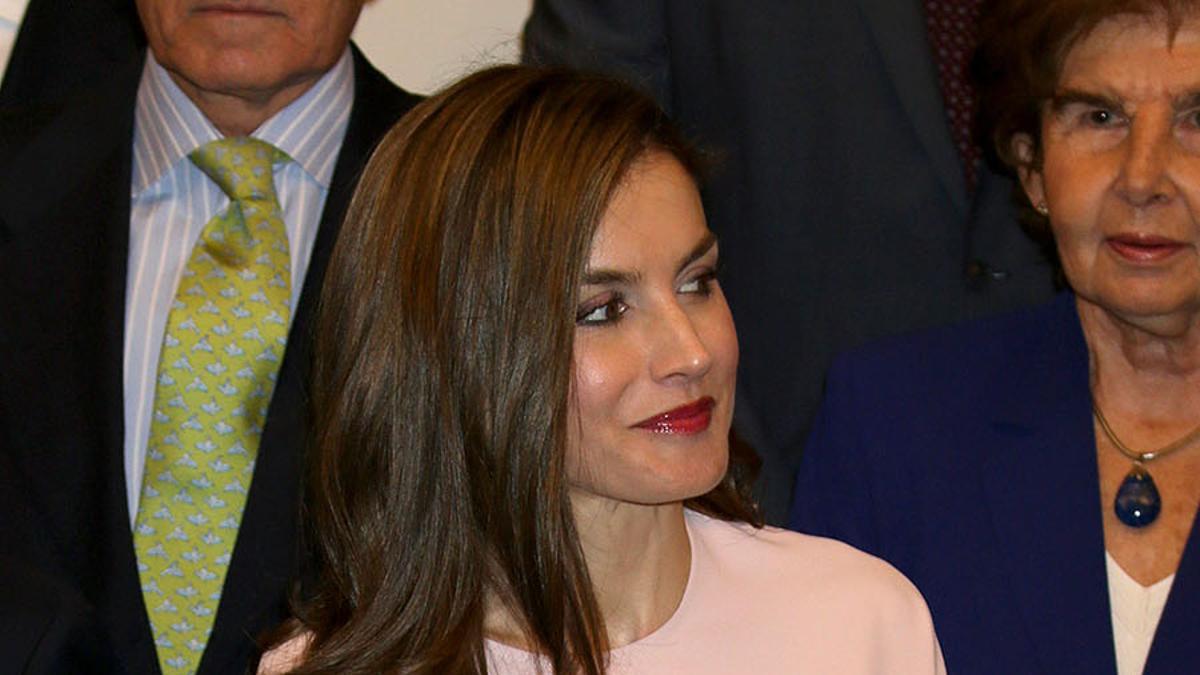 Letizia Ortiz con look rosa de Zara