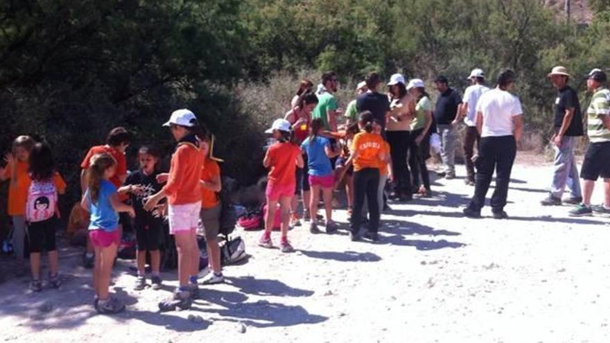 Voluntarios recogen cuatro contenedores de basura en El Pantano de Elda