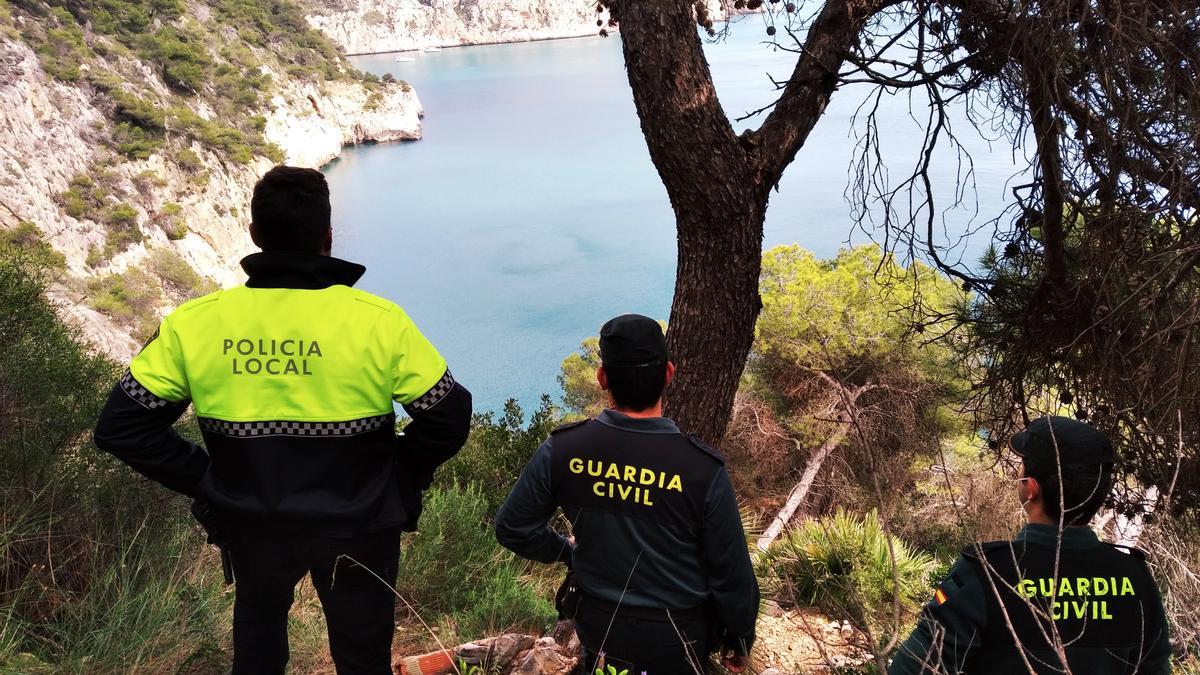 Agentes de la Policía Local y la Guardia Civil han recuperado el parachoques y la matrícula, que estaban colgando en el precipicio