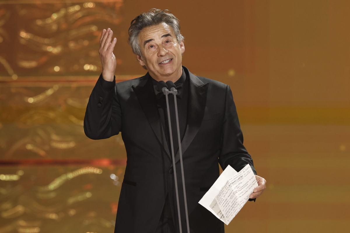 GRANADA, 08/02/2025.- El actor Eduard Fernández tras recibir el Goya a ´Mejor actor protagonista´ por su trabajo en ´Marco´ en la 39 edición de los Premios Goya de la Academia de Cine que se celebra este sábado en el Palacio de Congresos y Exposiciones de Granada. EFE/Julio Muñoz