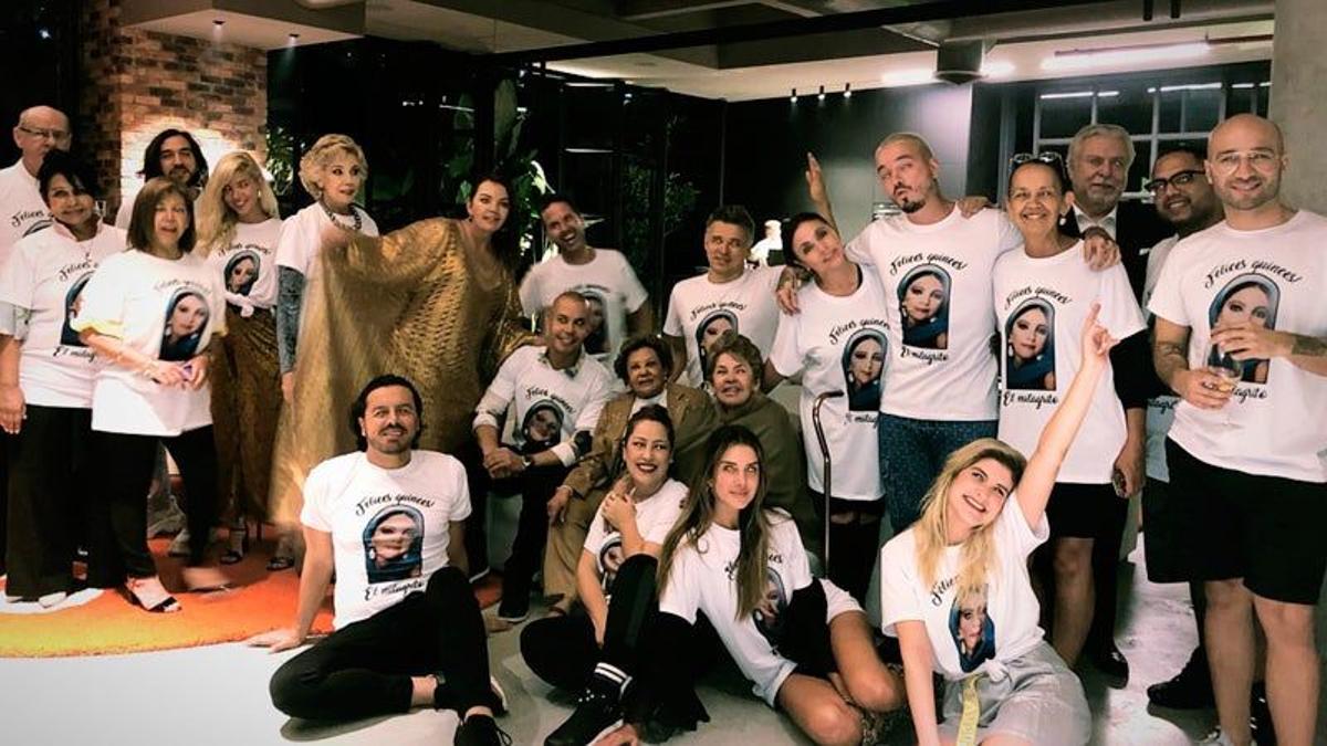 Todos los invitados con las camisetas de "¡Felices quinces! El milagrito"