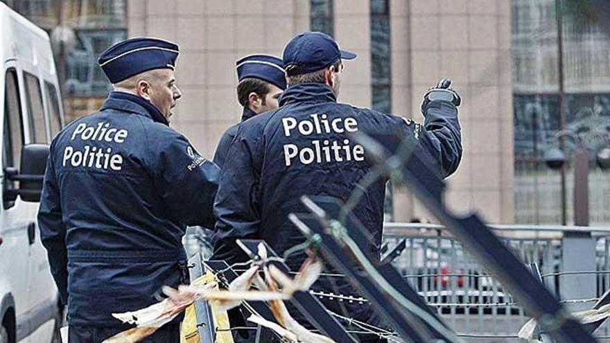 Agentes de la Policía Federal belga, durante un operativo en Bruselas.