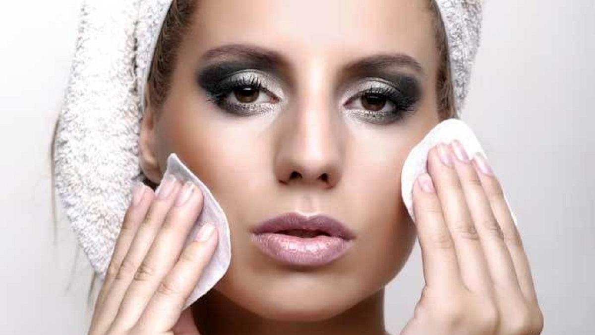 Una mujer utiliza discos desmaquillantes