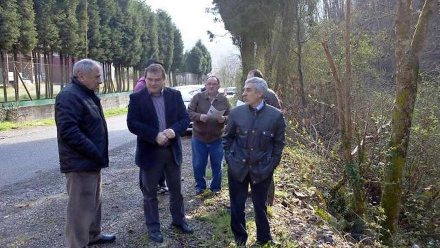 Llamazares, junto a Ángel González, Benigno González y varios vecinos, ayer en Cardiñuezo.