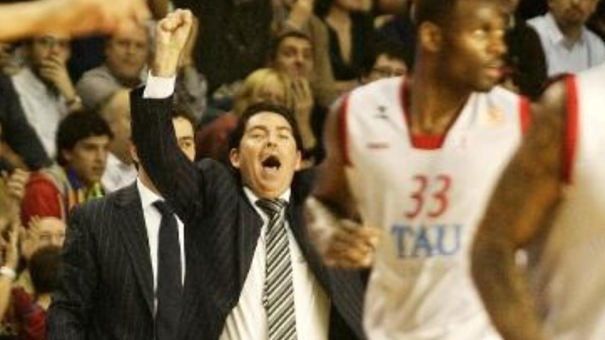 Xavi Pascual y Pete Mickeal, en el quinto partido