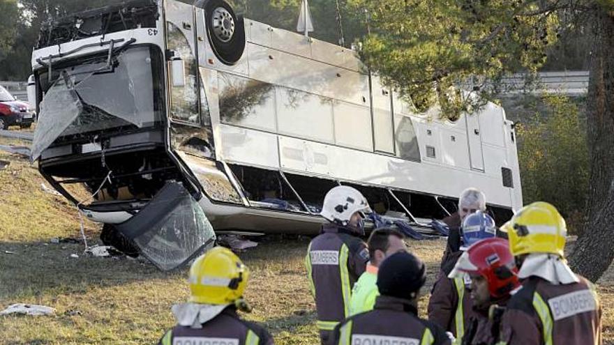 Una muerta y 15 heridos al volcar un bus de estudiantes