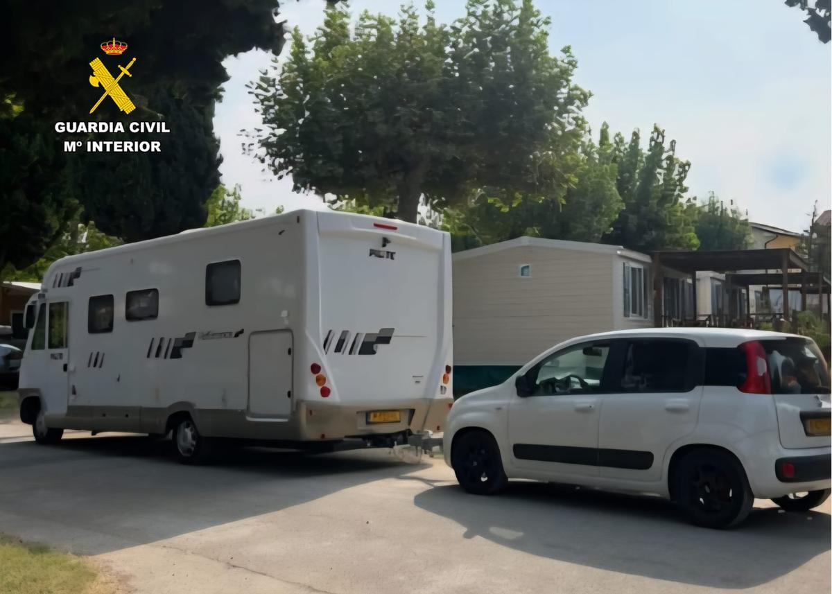 La autocaravana y el coche relacionados con este presunto caso de estafa.