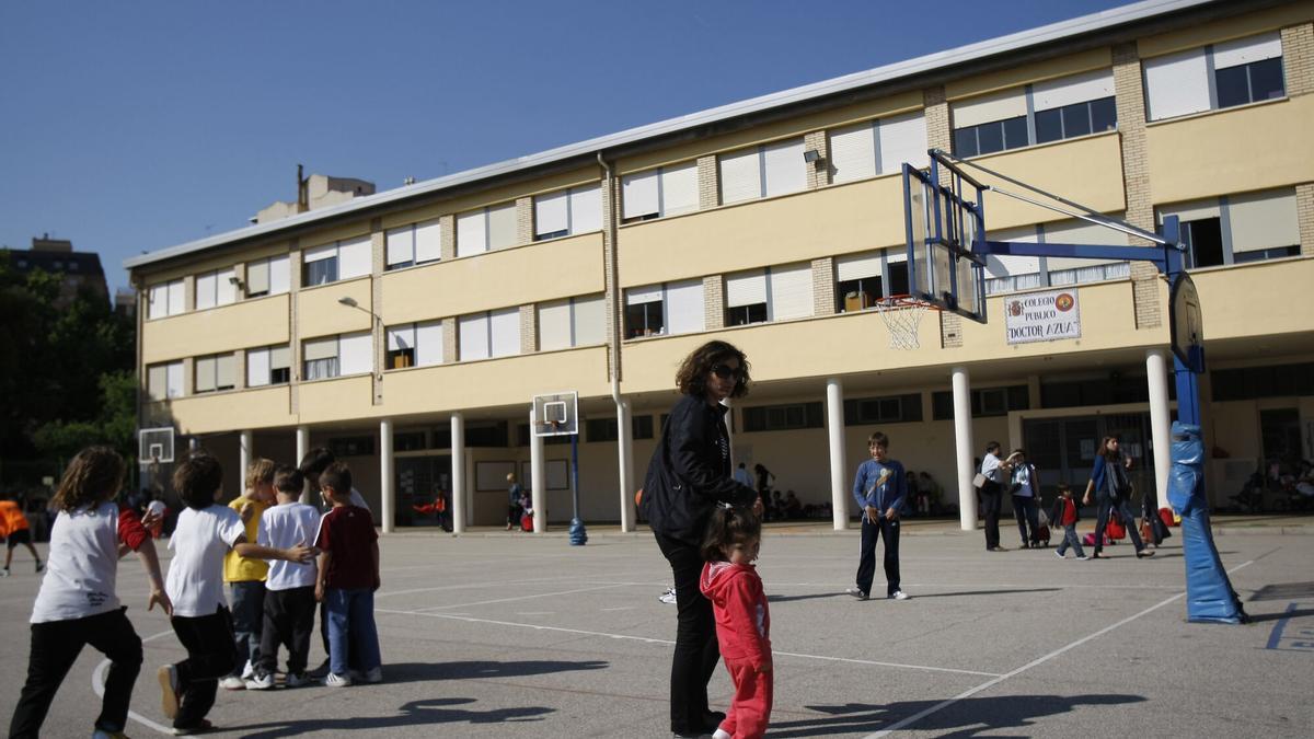 Unos niños jugando en el recreo del colegio público Doctor Azúa, uno de los que tendrá placas solares.
