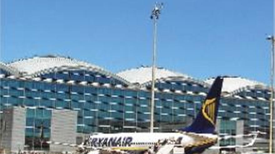 Ryanair da otra vuelta de tuerca y elimina los vuelos Alicante-Barcelona -  Información