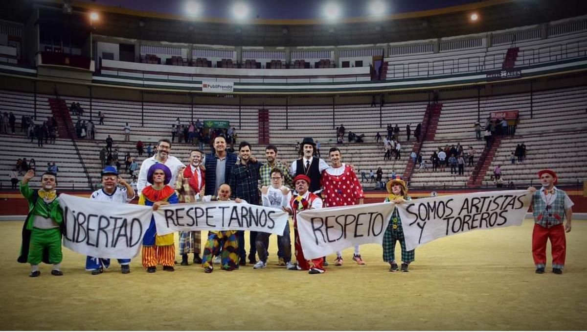 Protesta del espectáculo cómico taurino 'Diversiones en el Ruedo y sus enanitos toreros'.