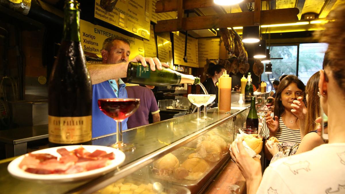 Nos encanta la barra de la cocina americana. Además, es un sitio ideal  donde disfrutar del café a primera hora de la mañana. - Picture of Somn  Apartments, Alcala De Henares - Tripadvisor