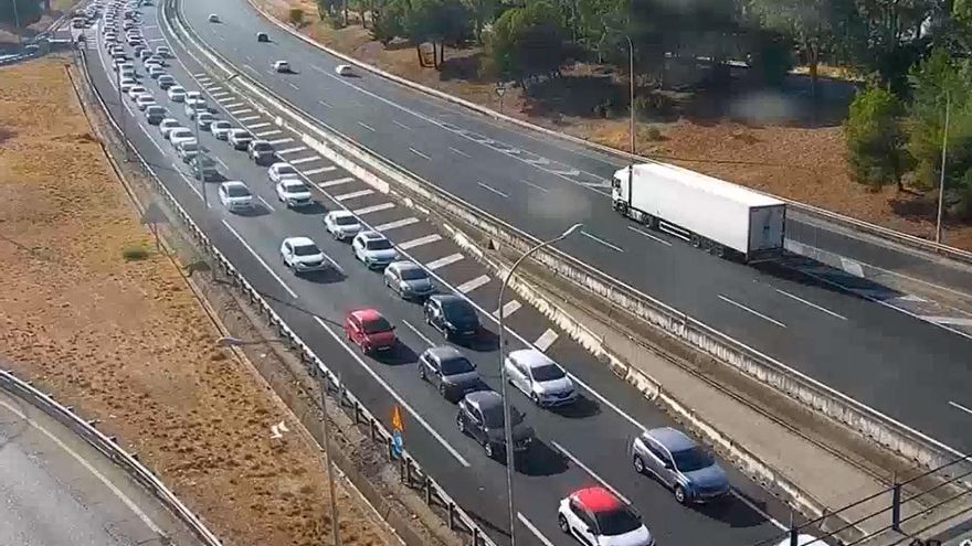 Un accidente con personas atrapadas provoca kilómetros de retenciones en la A-49 sentido Huelva