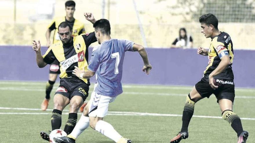 Pedro García corta una internada rival. // @realvalladolid