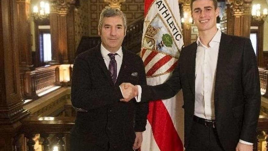 El presidente del Athletic, Josu Urrutia, junto a Kepa Arrizabalaga.