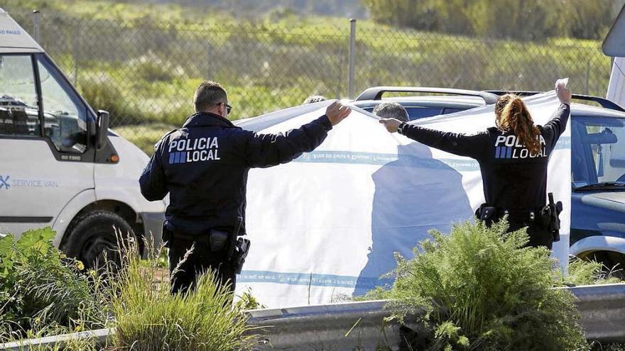 Dos agentes tapan el cadáver de la joven fallecida. SERGIO G. CAÑIZARES