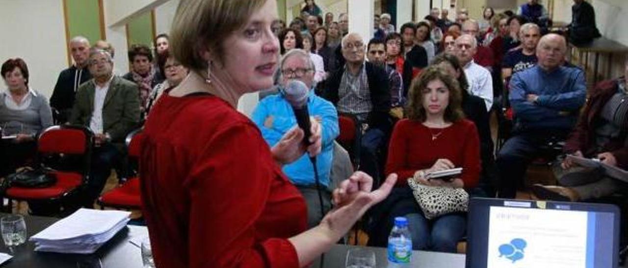 Ana Taboada, en una reunión con varios vecinos.