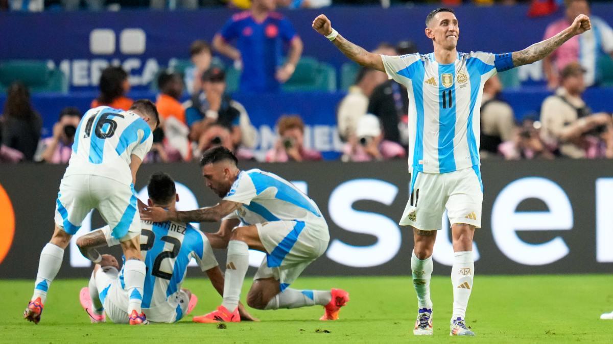 Los jugadores argentinos celebran el gol de Lautaro Martínez que les dio el título
