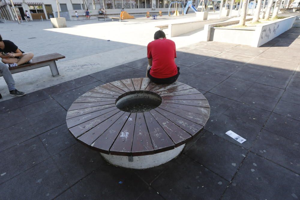 Desperfectos en la plaza de Francesc Cantó