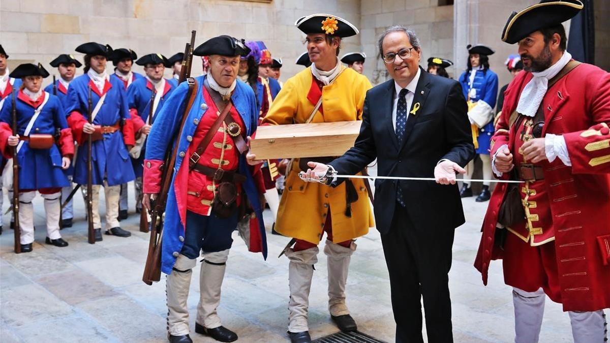 El President Quim Torra junto a els Miquelets en el Palau de la Generalitat.